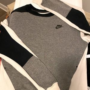 WOMENS NIKE CREWNECK . Size Small. GREAT CONDITION!